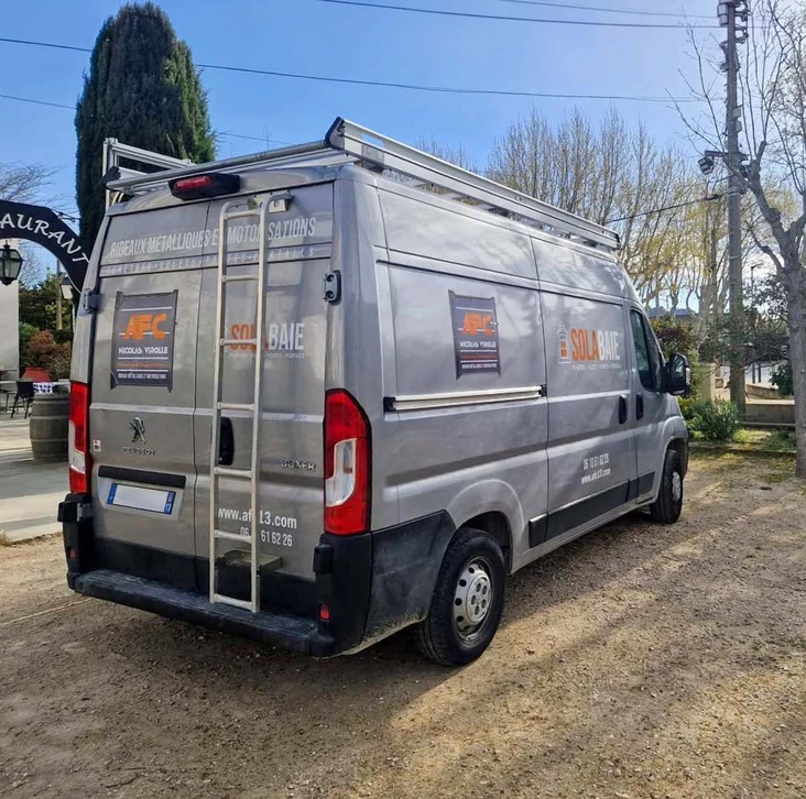 Extérieur résidentiel avec portail coulissant automatisé en cours d'ouverture